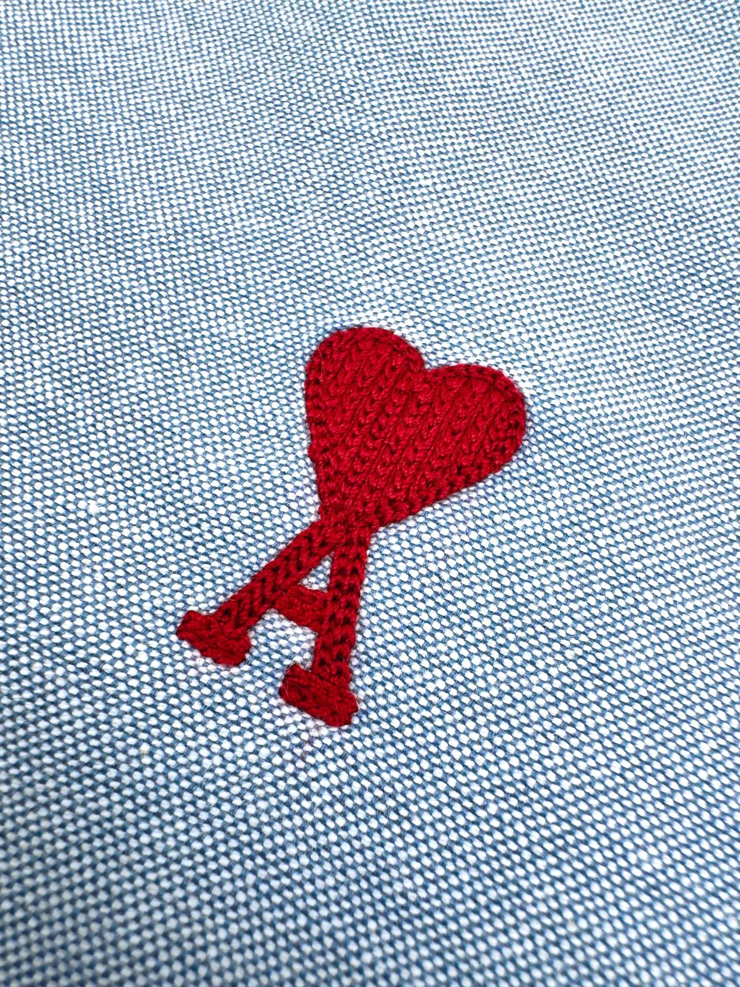 [Process explanation] Adopt imported machine embroidery technology, use advanced computer control system and precision mechanical components to realize Ami's love embroidery operation with high precision and smooth and delicate lines.